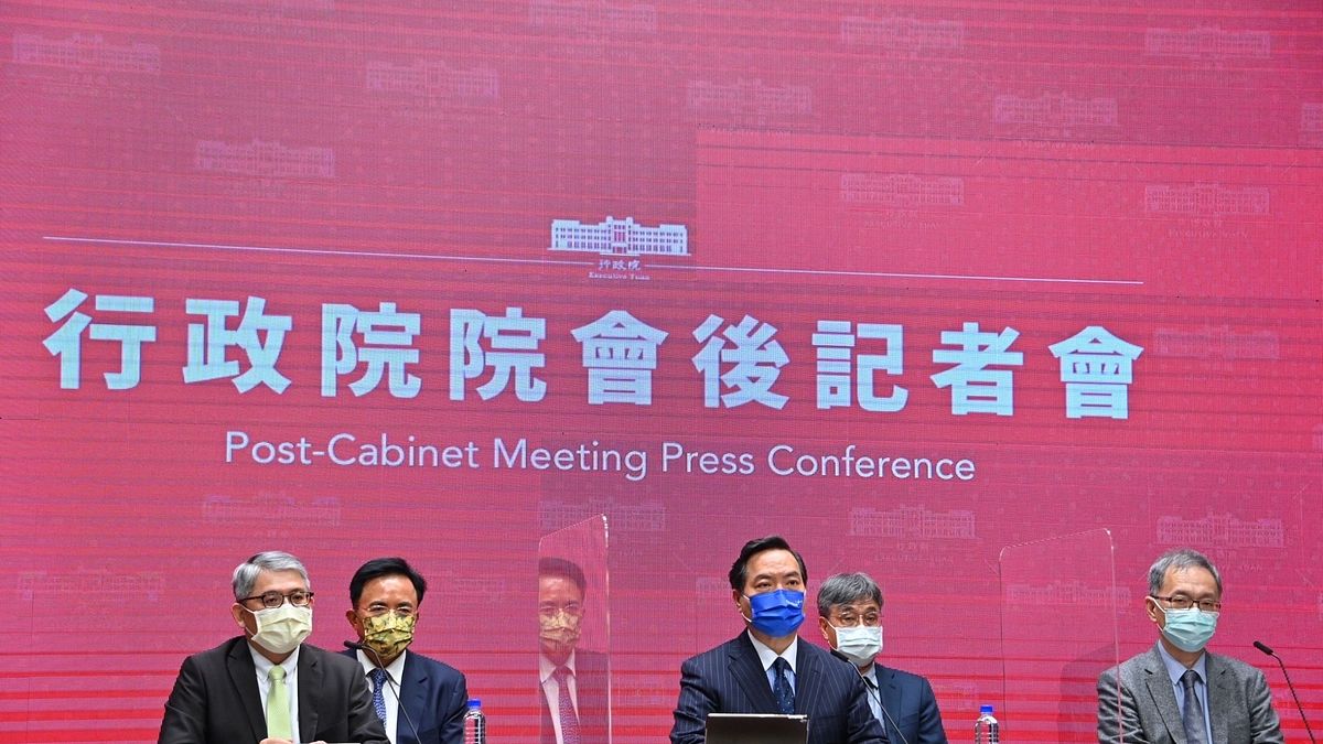 行政院31日舉行院會後記者會,政委兼發言人羅秉成主持,行政院長蘇貞昌、內政部次長花敬群、衛福部次長薛瑞元、法務部次長蔡碧仲與農委會副主委陳駿季出席。(行政院提供) 行政院31日舉行院會後記者會,政委兼發言人羅秉成主持,行政院長蘇貞昌、內政部次長花敬群、衛福部次長薛瑞元、法務部次長蔡碧仲與農委會副主委陳駿季出席。(行政院提供)