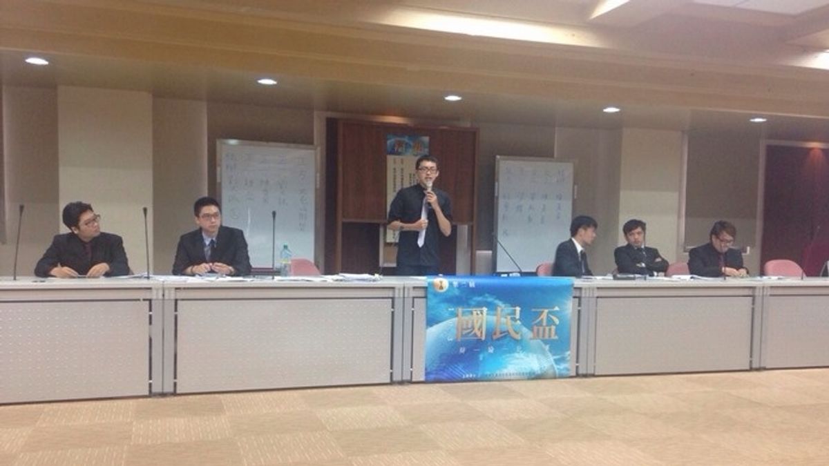 國民黨6日舉辦國民盃辯論賽,擔任評審的陸委會主秘楊家駿坦言,兩岸服貿協議溝通不良。圖中站立發言者為政院版辯士劉又誠。(羅暐智攝) 國民黨6日舉辦國民盃辯論賽,擔任評審的陸委會主秘楊家駿坦言,兩岸服貿協議溝通不良。圖中站立發言者為政院版辯士劉又誠。(羅暐智攝)