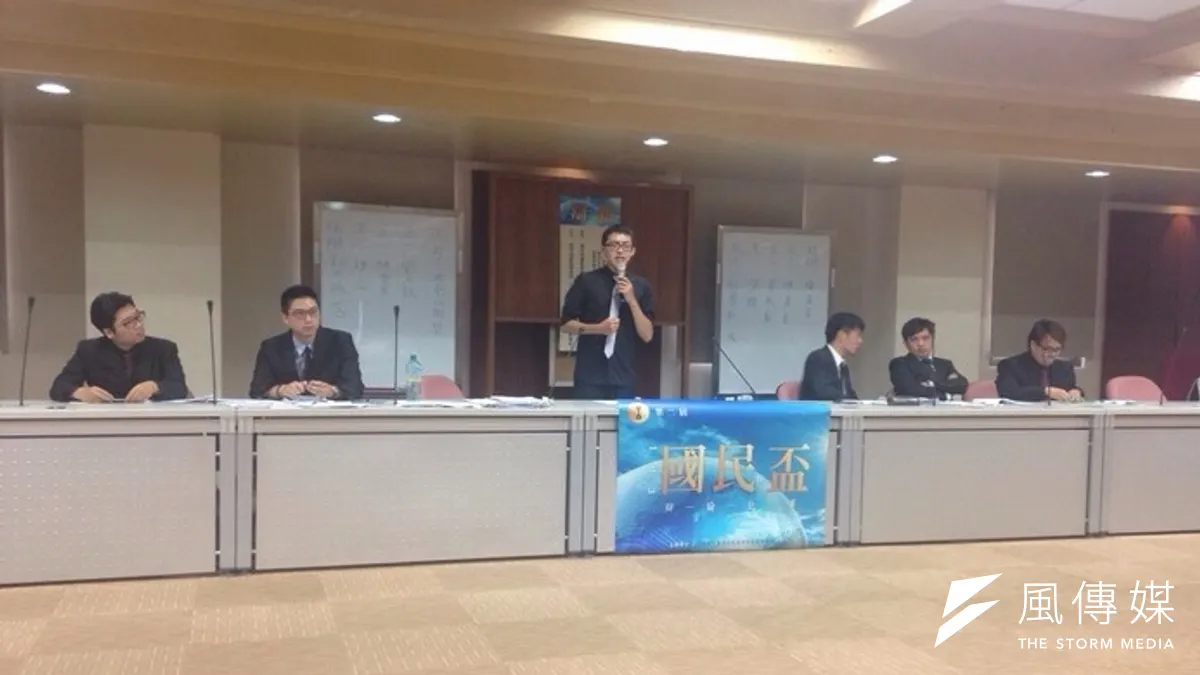 國民黨6日舉辦國民盃辯論賽,擔任評審的陸委會主秘楊家駿坦言,兩岸服貿協議溝通不良。圖中站立發言者為政院版辯士劉又誠。(羅暐智攝)