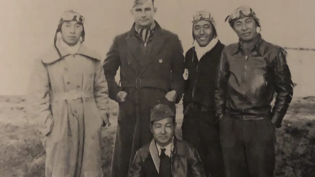 中華民國空軍美籍志願大隊副指揮官克勞德.阿代爾(Claude Bryant Adair)與中國飛行員合影。(作者提供)