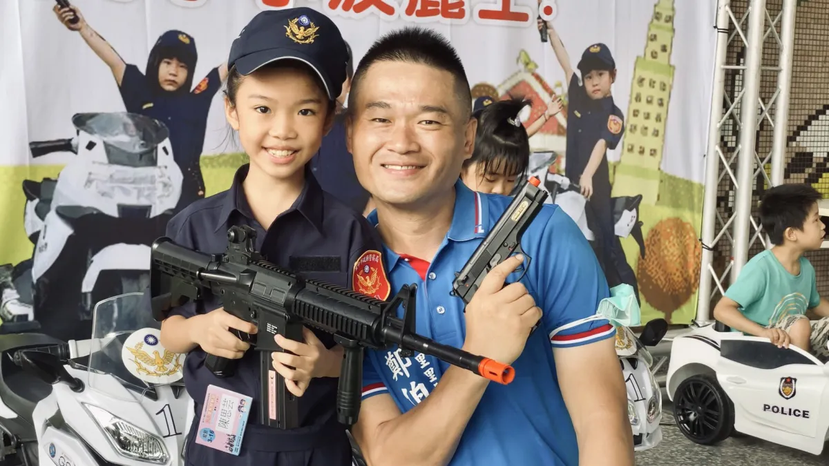 台中市大里區立仁里辦小小警察體驗營,里長鄭伯其跟小朋友一起體驗當警察的感覺。(圖/立仁里辦公室提供)