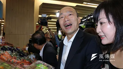 面對媒體追問是否參選2020總統大選,高雄市長韓國瑜即興唱出「我堅持不考慮2020」。(資料照,高雄市政府提供)