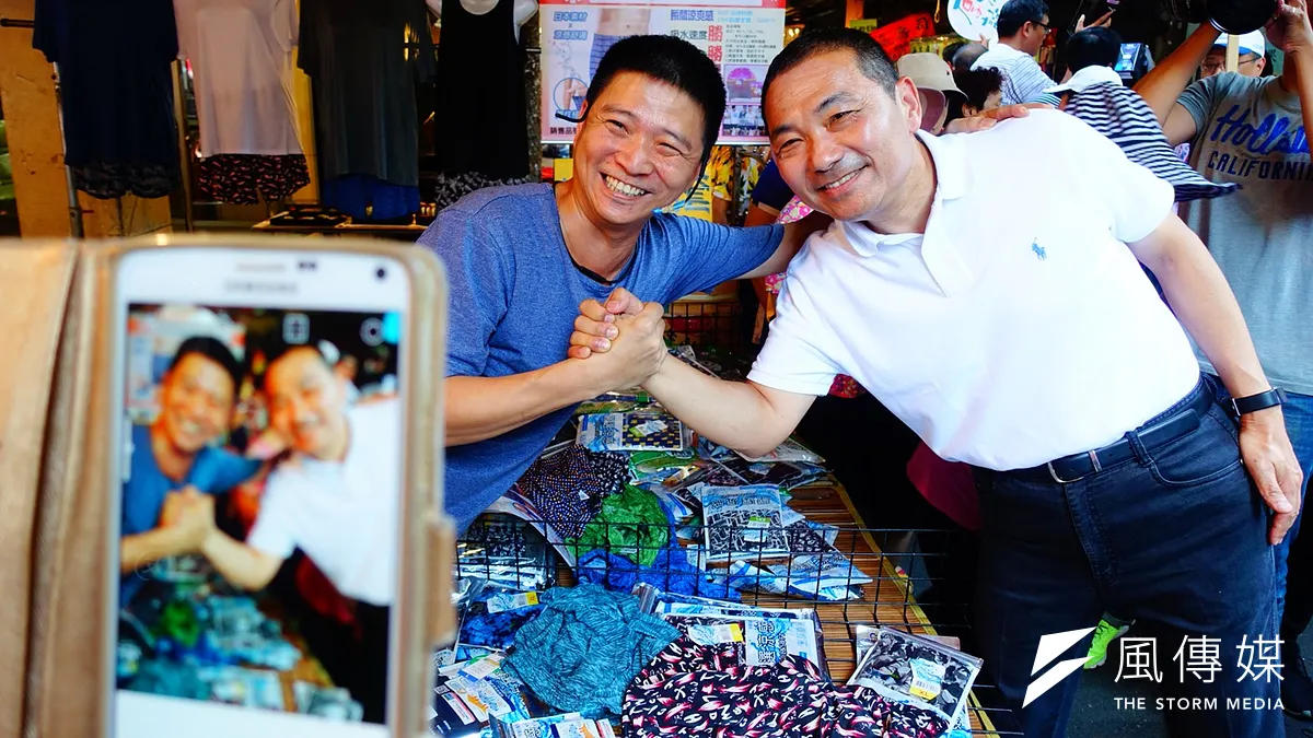 20180905-國民黨新北市長參選人侯友宜5日上午前往新莊宏泰市場掃街拜票,獲得民眾、攤販熱烈歡迎。(羅暐智攝) 20180905-國民黨新北市長參選人侯友宜5日上午前往新莊宏泰市場掃街拜票,獲得民眾、攤販熱烈歡迎。(羅暐智攝)