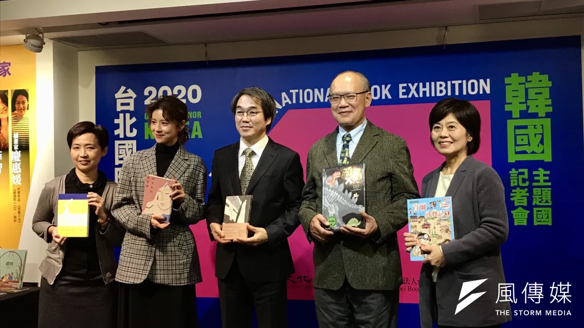 台北國際書展今(24)日舉行記者會,本屆將由韓國擔任主題國,代言人為演員林予晞(左二)。左起為文化部人文出版司司長陳瑩芳、代言人林予晞、韓國出版人會議副主席朱然鮮、台北書展基金會董事長林訓民、台北書展基金會執行長王秀銀。(吳尚軒攝)