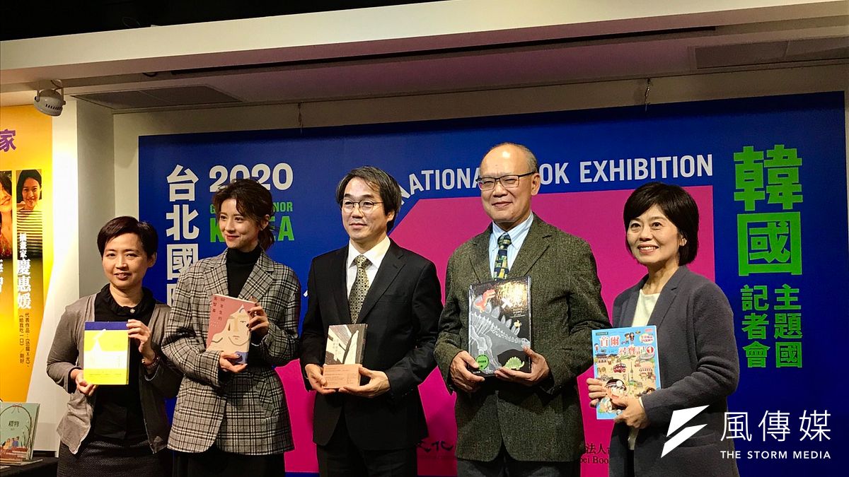 台北國際書展今(24)日舉行記者會,本屆將由韓國擔任主題國,代言人為演員林予晞(左二)。左起為文化部人文出版司司長陳瑩芳、代言人林予晞、韓國出版人會議副主席朱然鮮、台北書展基金會董事長林訓民、台北書展基金會執行長王秀銀。(吳尚軒攝) 台北國際書展今(24)日舉行記者會,本屆將由韓國擔任主題國,代言人為演員林予晞(左二)。左起為文化部人文出版司司長陳瑩芳、代言人林予晞、韓國出版人會議副主席朱然鮮、台北書展基金會董事長林訓民、台北書展基金會執行長王秀銀。(吳尚軒攝)