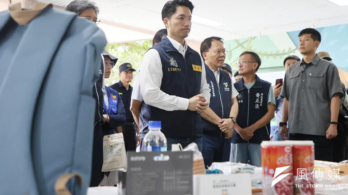 台北市長蔣萬安(中)今日視察萬安演習在大安國小進行的災民收容演練。(柯承惠攝)