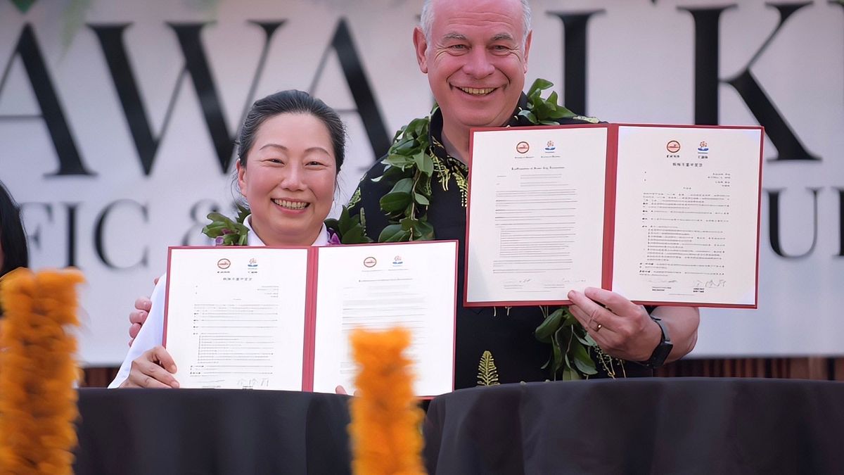 花蓮縣長徐榛蔚與夏威夷郡長Mitch Roth舉行續簽姊妹市盟約儀式。(圖/花蓮縣政府提供) 花蓮縣長徐榛蔚與夏威夷郡長Mitch Roth舉行續簽姊妹市盟約儀式。(圖/花蓮縣政府提供)