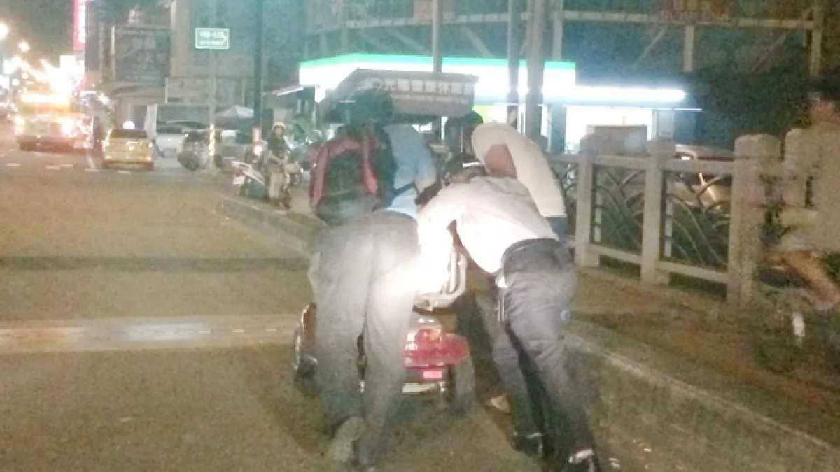 騎電動車在橋上拋錨 警助7旬翁摸黑推車