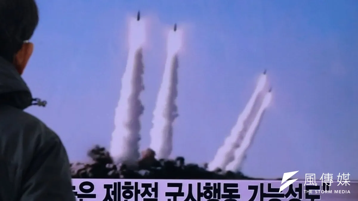 南韓民眾觀看電視上北韓軍演報導(美聯社)