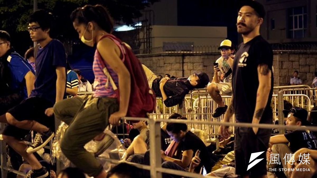 要求民主改革、爭取特首真普選的香港群眾,2日凌晨包圍特首辦公室。(美聯社) 要求民主改革、爭取特首真普選的香港群眾,2日凌晨包圍特首辦公室。(美聯社)