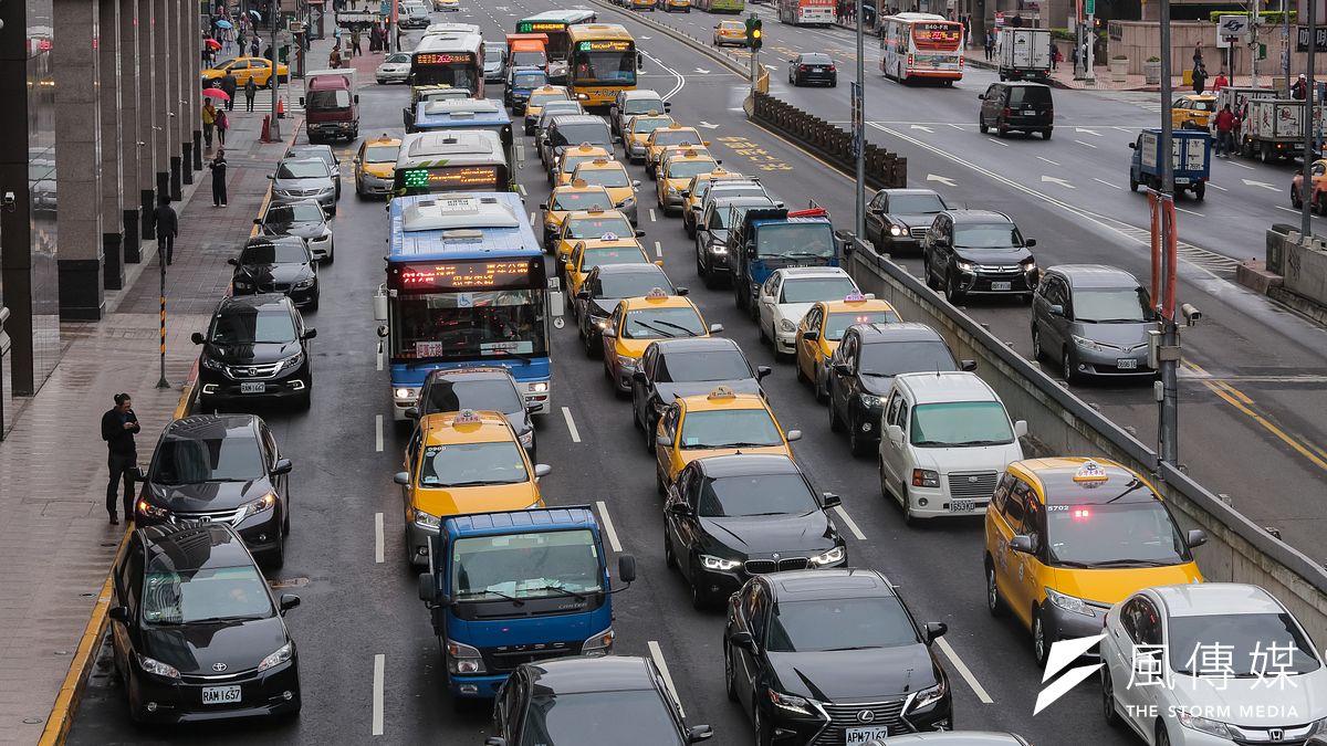 酒精影響人的判斷能力和行為反應,為讓「喝酒不開車、開車不喝酒」付諸實行,各國都在努力推廣「酒後代駕」。示意圖。(資料照,顏麟宇攝) 酒精影響人的判斷能力和行為反應,為讓「喝酒不開車、開車不喝酒」付諸實行,各國都在努力推廣「酒後代駕」。示意圖。(資料照,顏麟宇攝)