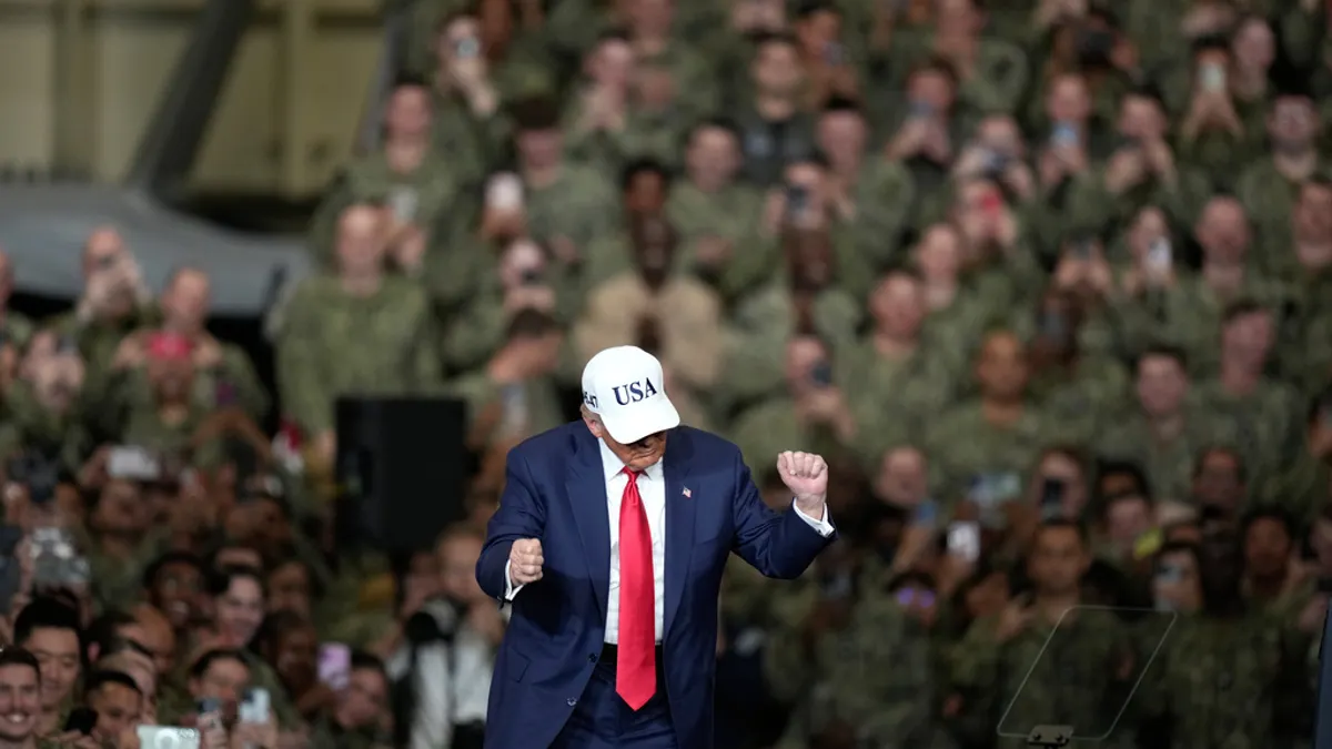 トランプ大統領が空母「ジョージ・ワシントン」での演説後、YMCAの音楽に合わせて軽快にダンスを披露した。(AP通信) トランプ大統領が空母「ジョージ・ワシントン」での演説後、YMCAの音楽に合わせて軽快にダンスを披露した。(AP通信)