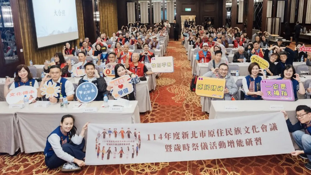 114年度新北市原住民族文化會議市長侯友宜與出席活動貴賓合照。(圖/新北市原民局提供) 114年度新北市原住民族文化會議市長侯友宜與出席活動貴賓合照。(圖/新北市原民局提供)