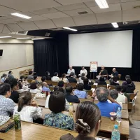 台湾初の総統直接選挙を背景にした映画「夜明けの前に」の上映会が日本映画大学で開催され、ツァオ・シーハン監督が制作秘話や台湾映画の魅力を語った。(写真/映画宣伝・大福提供) 台湾初の総統直接選挙を背景にした映画「夜明けの前に」の上映会が日本映画大学で開催され、ツァオ・シーハン監督が制作秘話や台湾映画の魅力を語った。(写真/映画宣伝・大福提供)