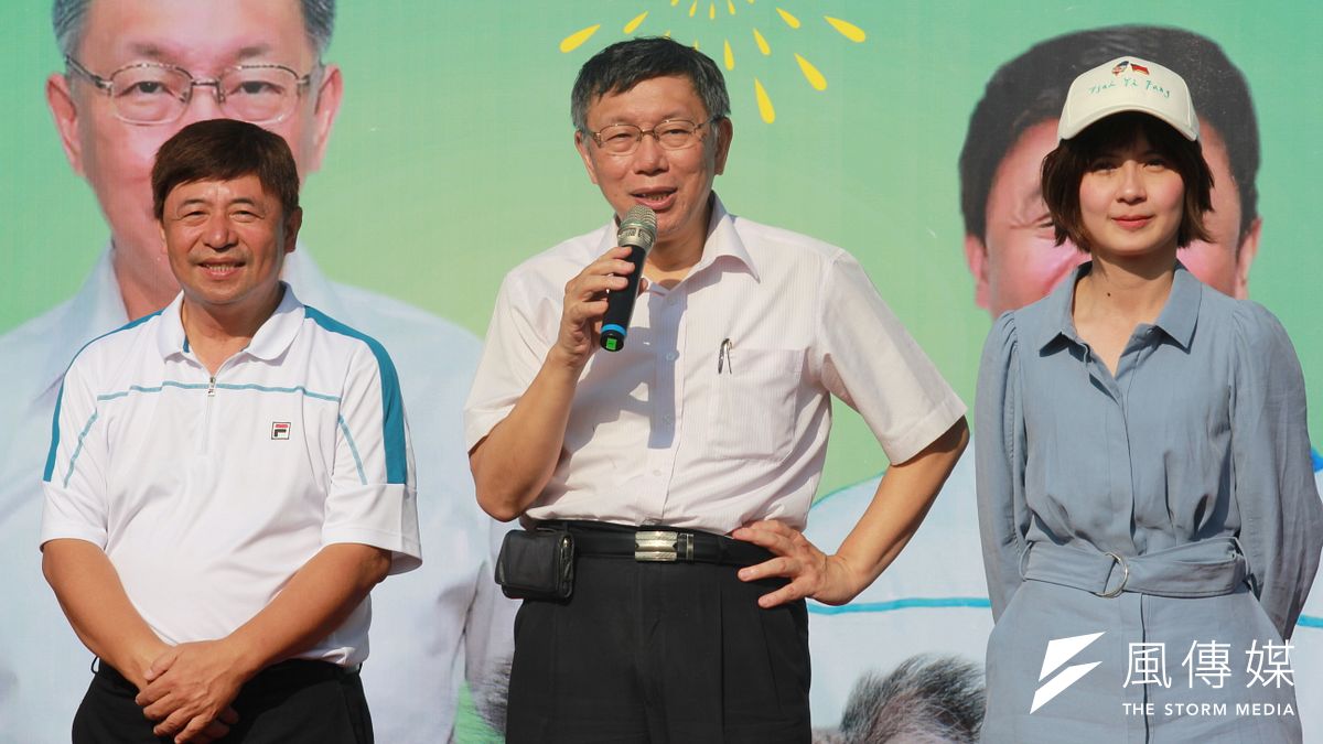 台北市長柯文哲(中)為民眾黨文山區立委參選人張幸松(左)站台,稱讚表示張幸松是在地人、老實。右為民眾黨信義區參選人蔡宜芳(方炳超攝) 台北市長柯文哲(中)為民眾黨文山區立委參選人張幸松(左)站台,稱讚表示張幸松是在地人、老實。右為民眾黨信義區參選人蔡宜芳(方炳超攝)