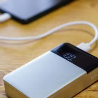 外媒《BGR》整理常見5大手機充電迷思,影響電池壽命的關鍵不只是充電次數,更與溫度、使用年限及充電習慣息息相關。(示意圖/取自PhotoAC) 外媒《BGR》整理常見5大手機充電迷思,影響電池壽命的關鍵不只是充電次數,更與溫度、使用年限及充電習慣息息相關。(示意圖/取自PhotoAC)