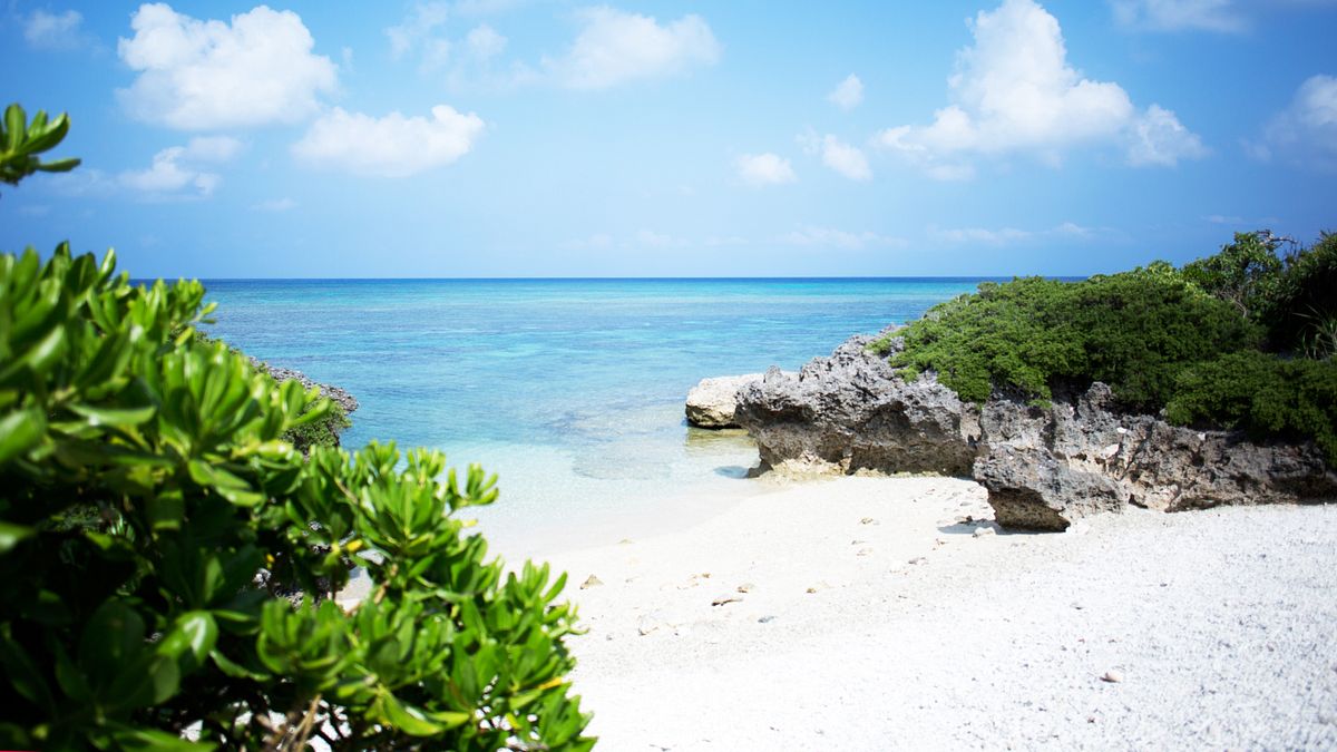 針對2萬去墾丁還是沖繩的問題,許多網友表示「當然去沖繩啊,去墾丁當盤子很有趣嗎」、「同樣的錢,墾丁住民宿、沖繩住飯店還可以衝浪」。圖為沖繩。(資料照,取自SHIMA TRIP@Flickr) 針對2萬去墾丁還是沖繩的問題,許多網友表示「當然去沖繩啊,去墾丁當盤子很有趣嗎」、「同樣的錢,墾丁住民宿、沖繩住飯店還可以衝浪」。圖為沖繩。(資料照,取自SHIMA TRIP@Flickr)