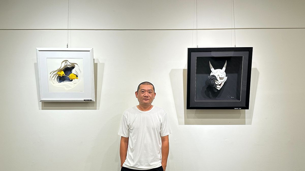 藝術家陳志韋與紙雕作品合影(圖/新北市政府文化局提供) 藝術家陳志韋與紙雕作品合影(圖/新北市政府文化局提供)