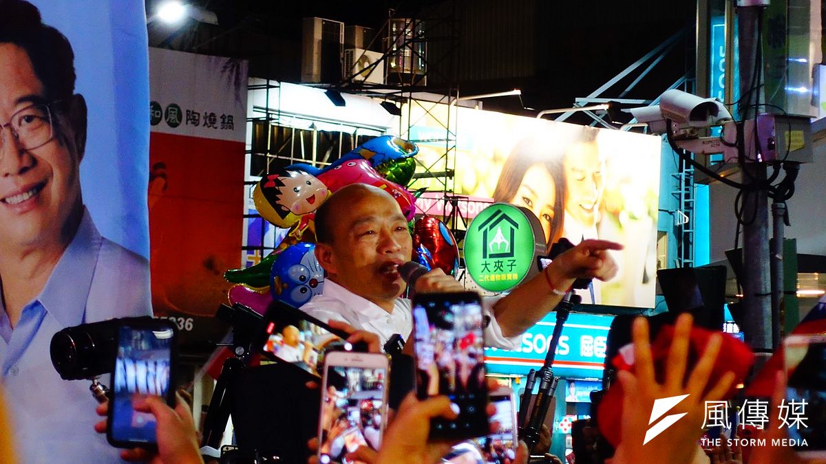 韓國瑜(見圖)20日晚上在嘉義市文化公園舉辦晚會,他向大家保證不會追逐權力,不會追求個人幸福,一定帶大家走向「台灣安全、人民有錢」的道路。(羅暐智攝) 韓國瑜(見圖)20日晚上在嘉義市文化公園舉辦晚會,他向大家保證不會追逐權力,不會追求個人幸福,一定帶大家走向「台灣安全、人民有錢」的道路。(羅暐智攝)