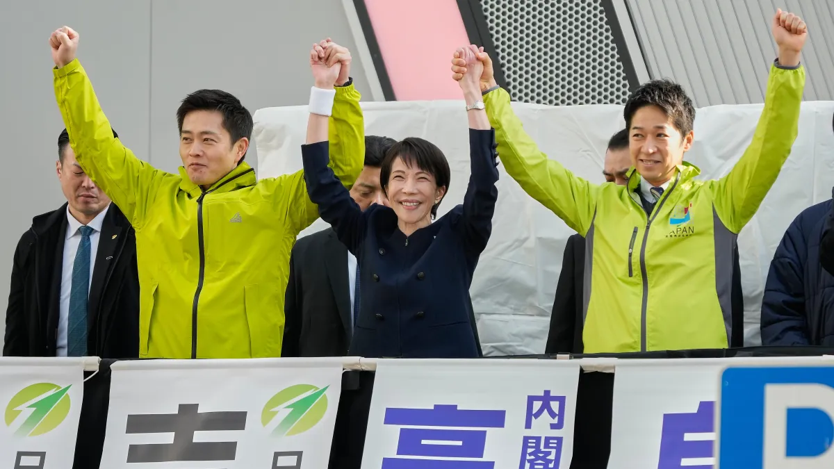 Japan Innovation Party leader Hirofumi Yoshimura (left), Japanese Prime Minister Sanae Takaichi (高市早苗), and Japan Innovation Party co-leader Fumitake Fujita wave to supporters at a joint campaign rally in Tokyo on January 27, 2026. (AP)