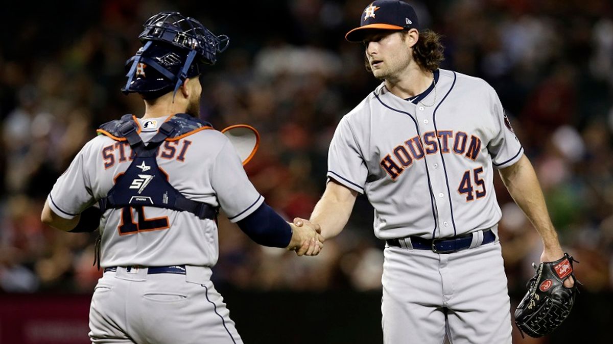 太空人柯爾(右)全場送出16次三振,讓響尾蛇打線徹底熄火。 (美聯社) 太空人柯爾(右)全場送出16次三振,讓響尾蛇打線徹底熄火。 (美聯社)