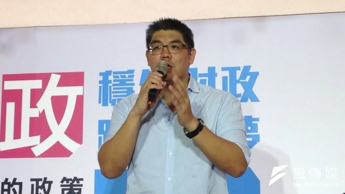 國民黨台北市長參選人連勝文強化政見,30日舉行記者會提出資產證券化觀念。(羅暐智攝)