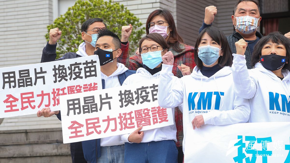 20210129-國民黨立院黨團29日召開「挺桃園,挺醫護」記者會,並手持「用晶片換疫苗,全民力挺醫護」標語。(顏麟宇攝) 20210129-國民黨立院黨團29日召開「挺桃園,挺醫護」記者會,並手持「用晶片換疫苗,全民力挺醫護」標語。(顏麟宇攝)