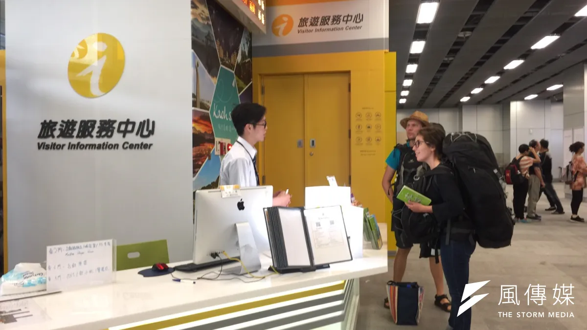 旅遊服務中心全年無休提供旅客食、宿、遊、購、行等全方位旅遊資訊,讓旅客輕鬆暢遊大高雄。(圖/徐炳文攝)