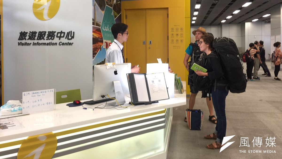 旅遊服務中心全年無休提供旅客食、宿、遊、購、行等全方位旅遊資訊,讓旅客輕鬆暢遊大高雄。(圖/徐炳文攝) 旅遊服務中心全年無休提供旅客食、宿、遊、購、行等全方位旅遊資訊,讓旅客輕鬆暢遊大高雄。(圖/徐炳文攝)