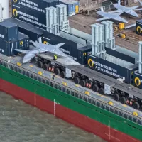 中国滬東中華造船所から流出した映像には、中型貨物船が「無人機航空母艦」に改造された様子が示されている。(写真/X@RupprechtDeinoq提供) 中国滬東中華造船所から流出した映像には、中型貨物船が「無人機航空母艦」に改造された様子が示されている。(写真/X@RupprechtDeinoq提供)