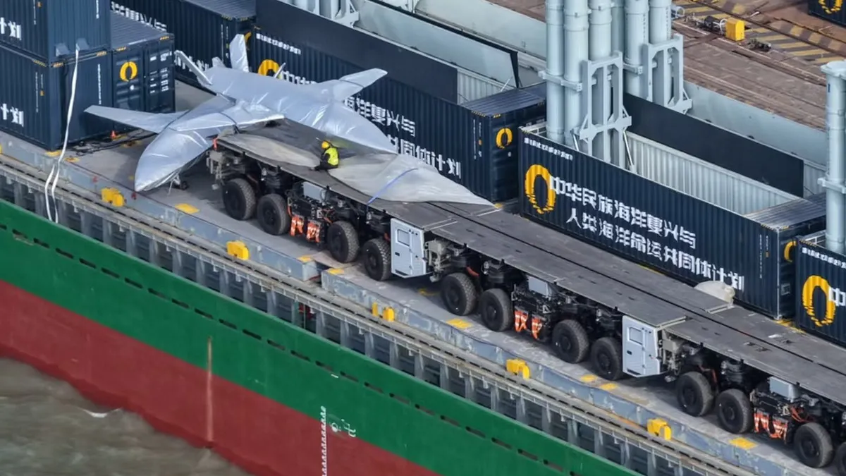 中国滬東中華造船所から流出した映像には、中型貨物船が「無人機航空母艦」に改造された様子が示されている。(写真/X@RupprechtDeinoq提供)