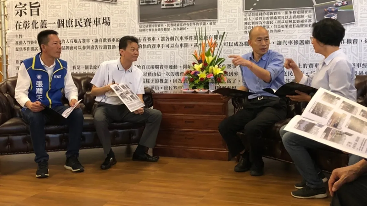 國民黨總統參選人韓國瑜(右二)拋出中部需要大型國際機場的議題,被台灣基進發言人陳柏惟酸,是不是要先跟台中市長盧秀燕協調一下?圖為韓1日前往彰化縣參觀製作鋼圈、避震器的柏釧公司。(韓國瑜競選辦公室提供)