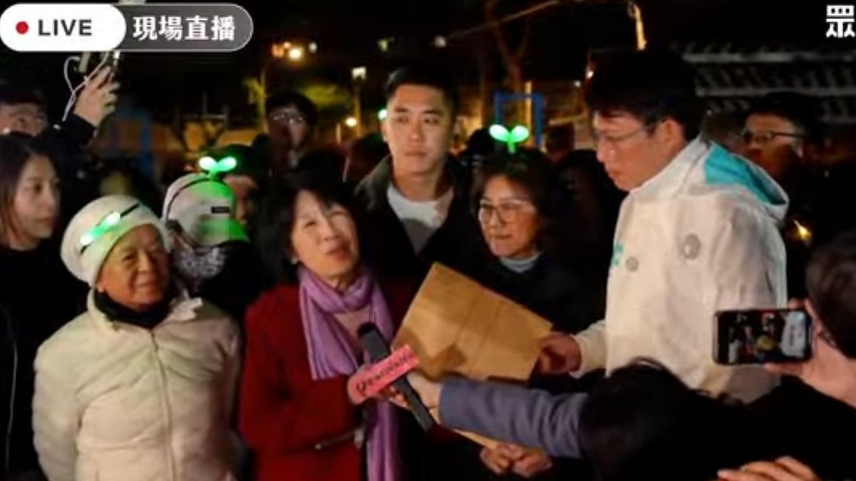 台灣民眾黨支持者「小草」今(27)日晚間自發性在台北看守所外舉辦「北所小圍爐」陪伴遭收押禁見的柯文哲。柯文哲夫人陳佩琪也到場,並將重要文件交給代理主席黃國昌。(民眾之聲) 台灣民眾黨支持者「小草」今(27)日晚間自發性在台北看守所外舉辦「北所小圍爐」陪伴遭收押禁見的柯文哲。柯文哲夫人陳佩琪也到場,並將重要文件交給代理主席黃國昌。(民眾之聲)