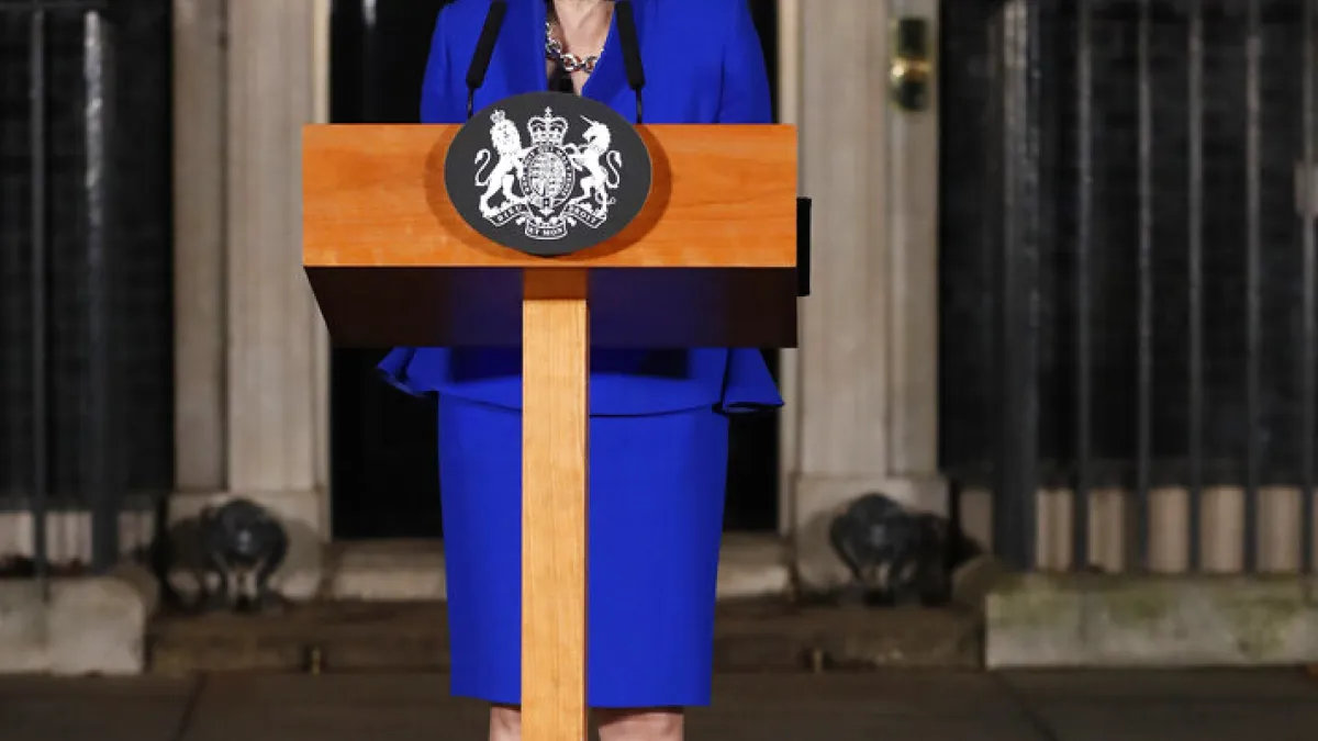 英國首相梅伊在挺過不信任案後,於唐寧街10號前發表談話。(美聯社)