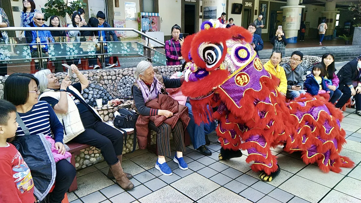 108年開園迎新春活動,舞獅與入園民眾互動 。(圖/新北市客家局提供)