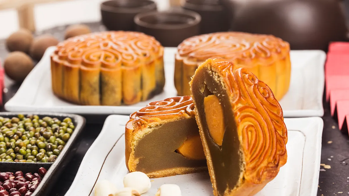 近年來月餅口味的選擇也越來越多,從傳統到創新都各有擁護者,那麼究竟網友們最喜愛的中秋月餅口味有哪些呢?(示意圖/取自freepik) 近年來月餅口味的選擇也越來越多,從傳統到創新都各有擁護者,那麼究竟網友們最喜愛的中秋月餅口味有哪些呢?(示意圖/取自freepik)