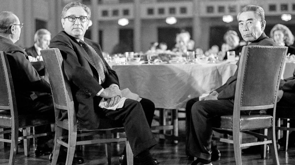 1973年,美國國務卿季辛吉(Henry Kissinger)和中國總理周恩來出席在北京人民大會堂舉行的宴會。(AP)
