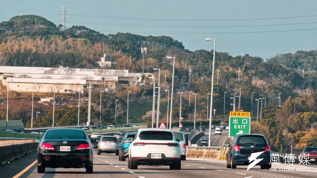 在高速公路行駛內側車道時,要注意不可慢速占用。(資料照,洪煜勛攝)