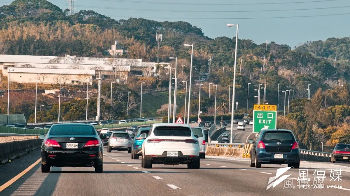 在高速公路行駛內側車道時,要注意不可慢速占用。(資料照,洪煜勛攝) 在高速公路行駛內側車道時,要注意不可慢速占用。(資料照,洪煜勛攝)