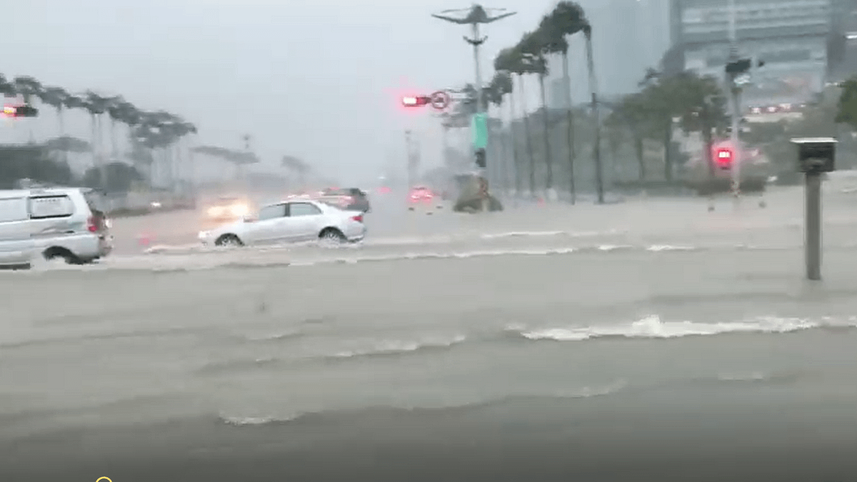 高雄夢時代購物中心附近,因豪雨導致路面淹水。(網友提供) 高雄夢時代購物中心附近,因豪雨導致路面淹水。(網友提供)