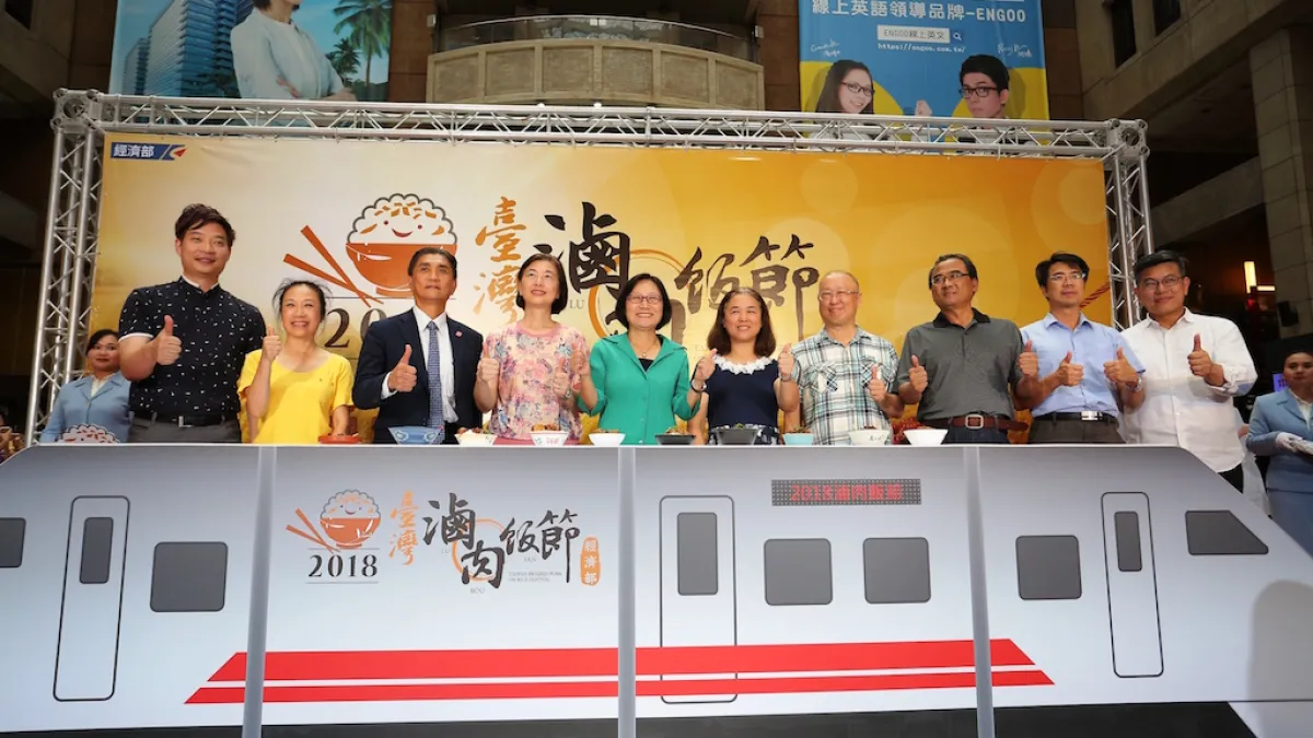 經濟部商業司舉辦「2018臺灣滷肉飯節」系列活動,由(圖左三起)臺灣連鎖加盟促進協會理事長李日東、交通部觀光局執行秘書蔡明玲、經濟部商業司司長李鎂、臺北市政府主任秘書陳秀華,以及作家漁夫等貴賓,共同出席啟動儀式宣告活動正式開跑。(圖/經濟部提供)