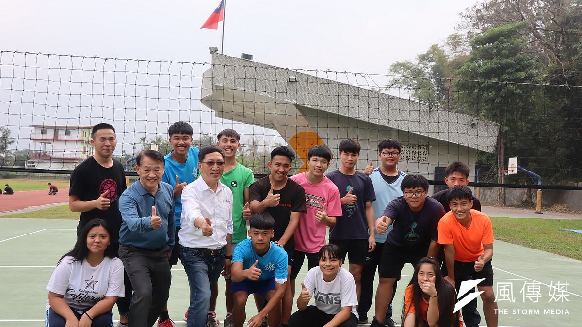 高雄市教育局長吳榕峯(前左3)關心偏鄉孩子就學與學習情形,夜宿六龜高中,他與校長盧正川(前左2),以及學生們合照。(圖/徐炳文攝) 高雄市教育局長吳榕峯(前左3)關心偏鄉孩子就學與學習情形,夜宿六龜高中,他與校長盧正川(前左2),以及學生們合照。(圖/徐炳文攝)