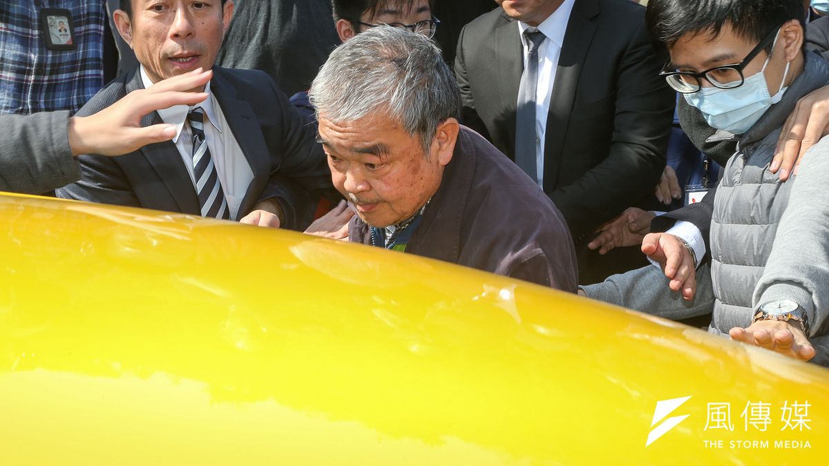 蝶戀花負責人周比蒼19日前往二殯致祭後,對於家屬的質問不發一語,坐著計程車快速離開。(陳明仁攝) 蝶戀花負責人周比蒼19日前往二殯致祭後,對於家屬的質問不發一語,坐著計程車快速離開。(陳明仁攝)