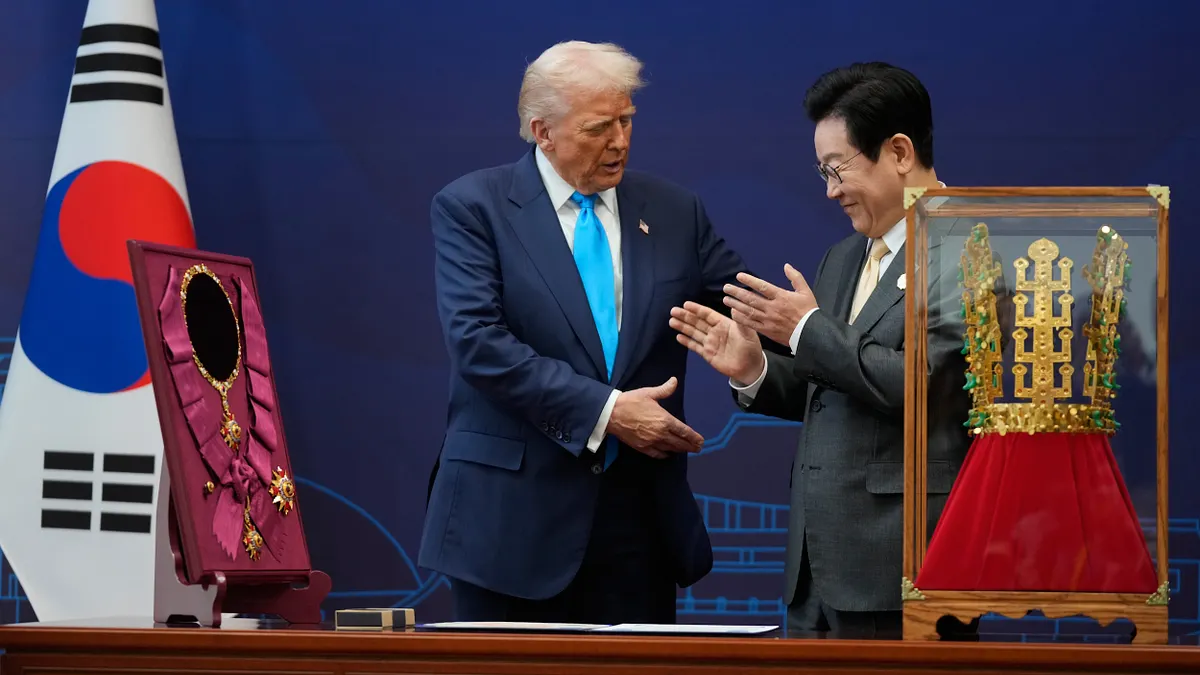 2025年10月29日、米国大統領トランプ氏が韓国慶州国立博物館で韓国大統領イ・ジェミョン氏と握手を交わす。(AP通信) 2025年10月29日、米国大統領トランプ氏が韓国慶州国立博物館で韓国大統領イ・ジェミョン氏と握手を交わす。(AP通信)