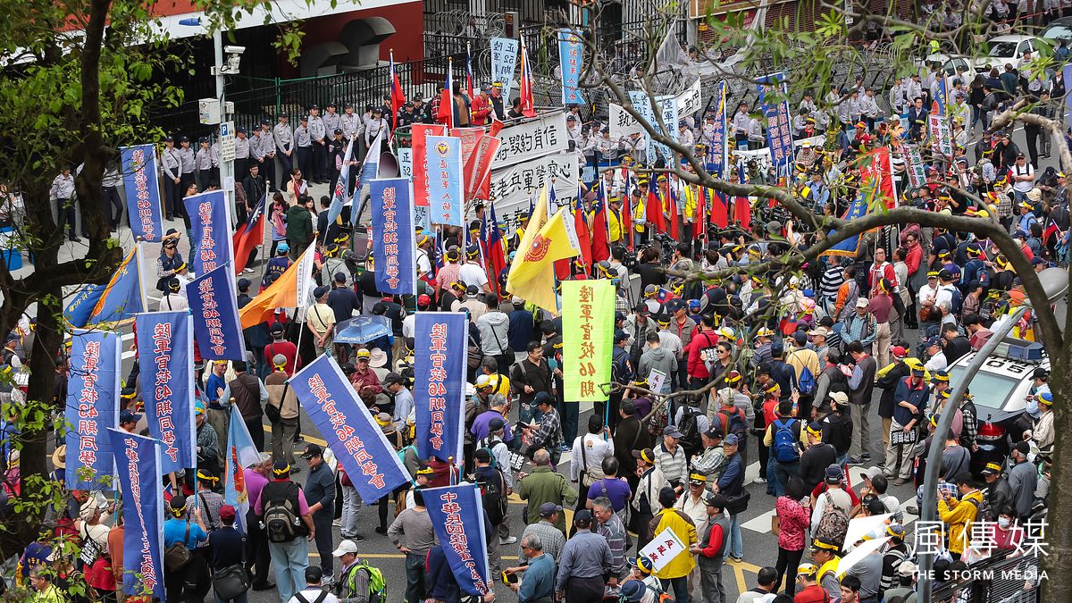 作者認為,軍人雖辛苦,但並不能以工作危險程度來要求多領,退休年齡可以討論,但不能因而要求不用改革年金或領得較多,不然,年金改革仍然會有失敗的一天。圖為退休警消人員在3月29日上街頭,「遍地開花」表達對年金改革的不滿。(資料照,顏麟宇攝) 作者認為,軍人雖辛苦,但並不能以工作危險程度來要求多領,退休年齡可以討論,但不能因而要求不用改革年金或領得較多,不然,年金改革仍然會有失敗的一天。圖為退休警消人員在3月29日上街頭,「遍地開花」表達對年金改革的不滿。(資料照,顏麟宇攝)