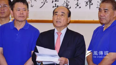 立法院臨時會31日清晨三讀通過「前瞻基礎建設特別預算案」。前立法院長王金平上午率多名藍委召開記者會,批評立法院是中華民國的國會,絕不是行政院下屬的立法局。(盧逸峰攝)