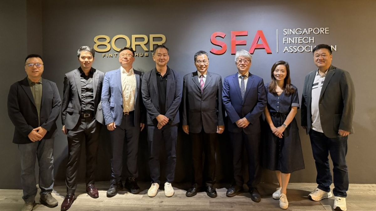 高市府帶領新創團隊前往新加坡金融科技治理與創新研究院(RFI)及 Remi Technology 參訪,就數位金融應用等議題交流,強化未來合作可行性。(圖/高雄市經發局提供) 高市府帶領新創團隊前往新加坡金融科技治理與創新研究院(RFI)及 Remi Technology 參訪,就數位金融應用等議題交流,強化未來合作可行性。(圖/高雄市經發局提供)