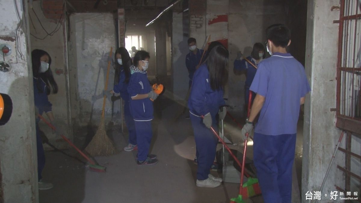 高職生打掃「29街」 為社區環境盡心力 高職生打掃「29街」 為社區環境盡心力