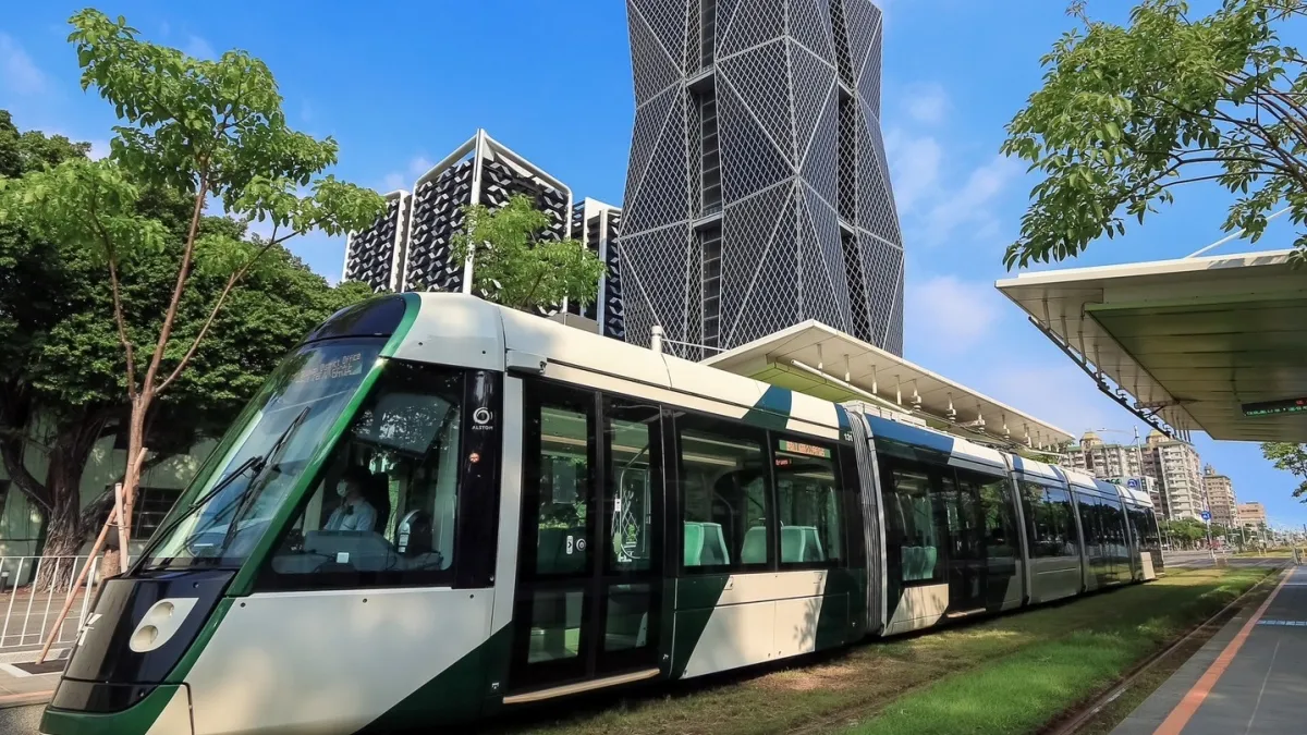 高雄輕軌經過軟體園區站,能看到中鋼集團總部大樓。(圖/中鋼提供)