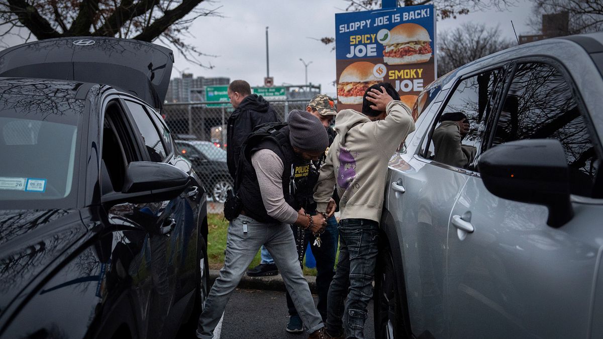 2024年12月17日,美國移民和海關執法局紐約市辦事處執行逮捕無證移民行動。(美聯社) 2024年12月17日,美國移民和海關執法局紐約市辦事處執行逮捕無證移民行動。(美聯社)
